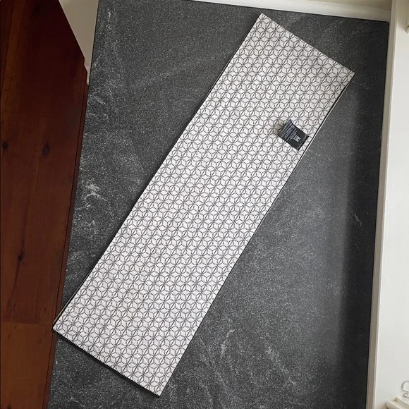 EUC Dale of Norway Black and White Pattern Scarf Diamond Geometric One Size (OS) - Picture 7 of 7